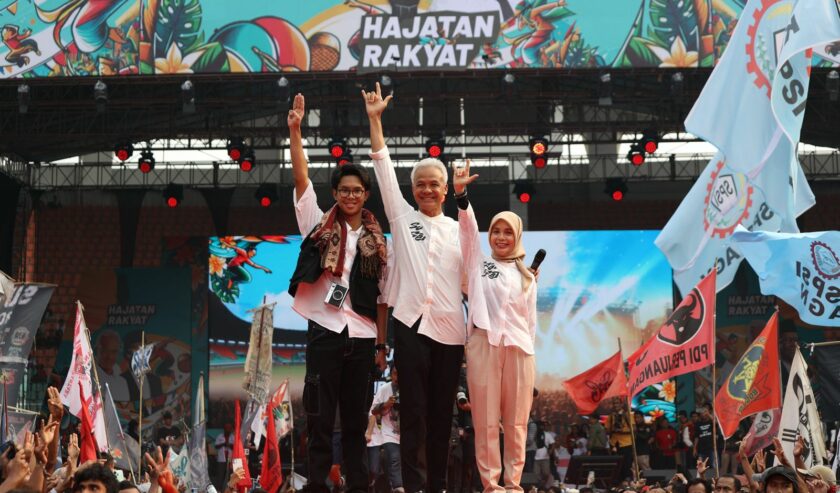 Ganjar Pranowo bersama keluarga di hadapan massa Hajatan Rakyat Bogor, di Stadion Pakansari, Cibinong, Kabupaten Bogor, Jawa Barat, Jumat (9/2/2024). Foto: TPN Ganjar Mahfud