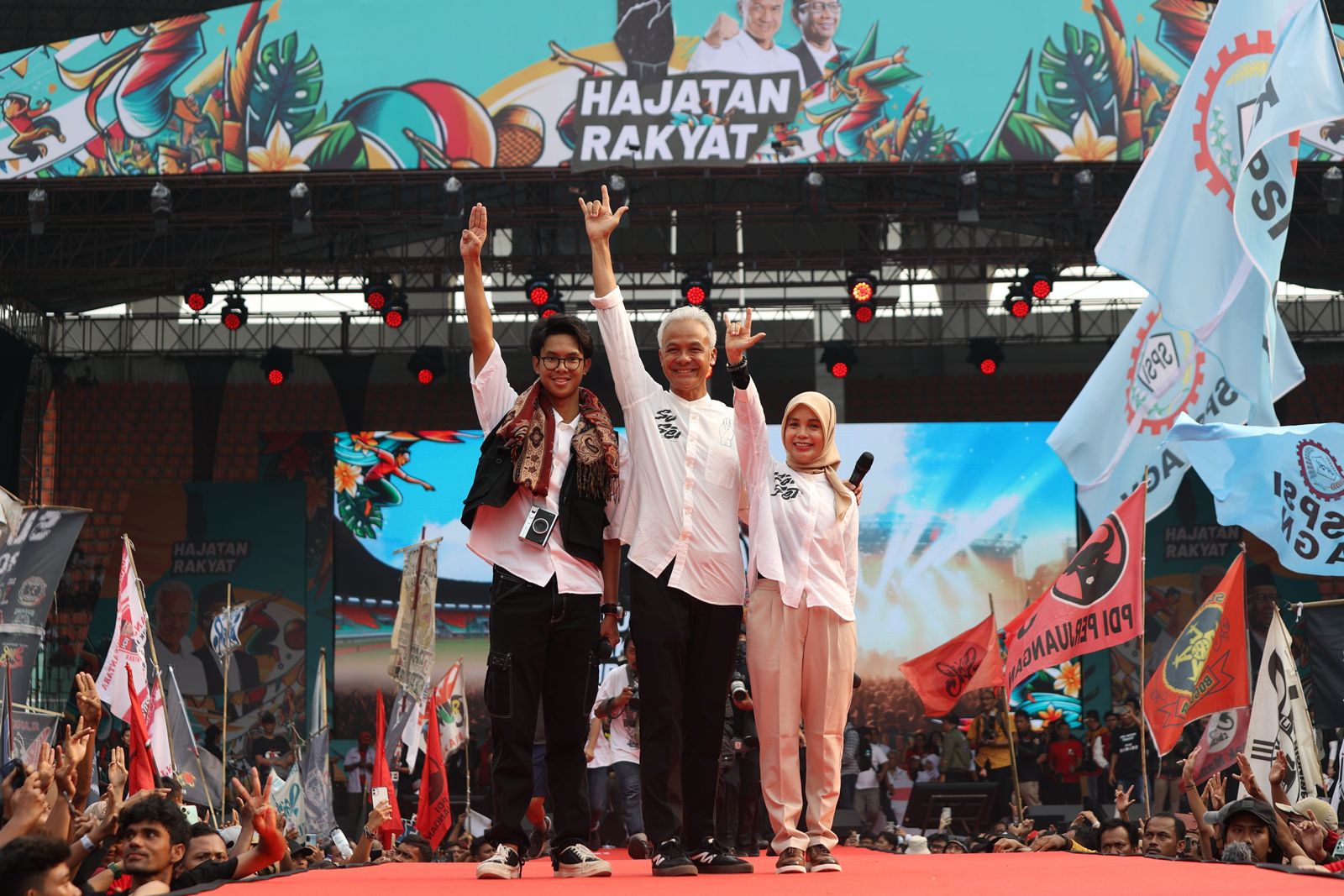 Ganjar Pranowo bersama keluarga di hadapan massa Hajatan Rakyat Bogor, di Stadion Pakansari, Cibinong, Kabupaten Bogor, Jawa Barat, Jumat (9/2/2024). Foto: TPN Ganjar Mahfud