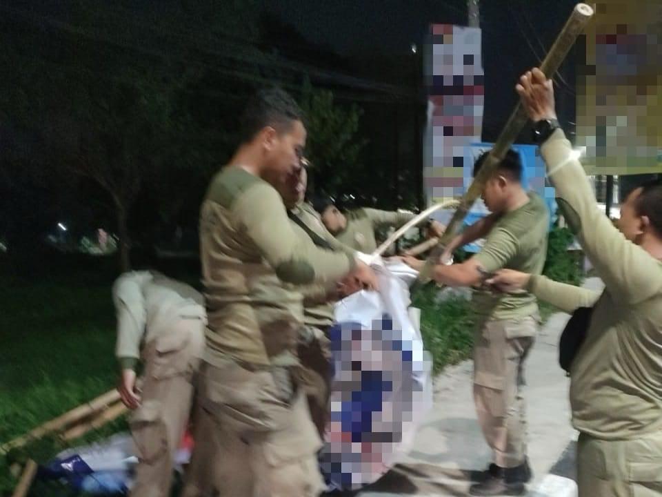 Satpol PP Surabaya saat menertibkan APK. Foto: Diskominfo Kota Surabaya