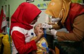 Vaksin polio pada anak putaran pertama di Kota Surabaya. Foto: Diskominfo Kota Surabaya