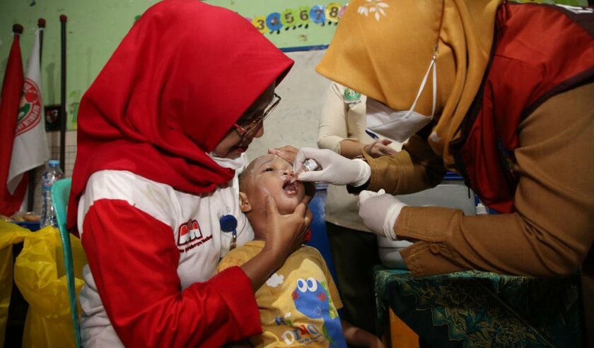 Vaksin polio pada anak putaran pertama di Kota Surabaya. Foto: Diskominfo Kota Surabaya