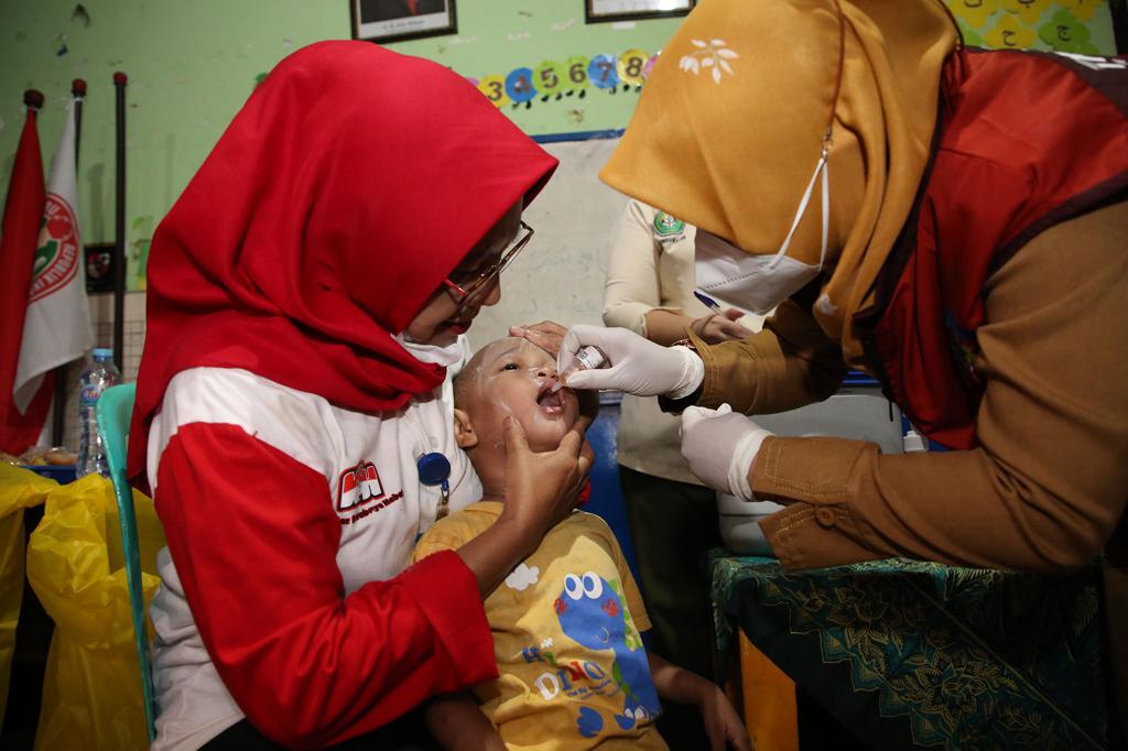 Vaksin polio pada anak putaran pertama di Kota Surabaya. Foto: Diskominfo Kota Surabaya