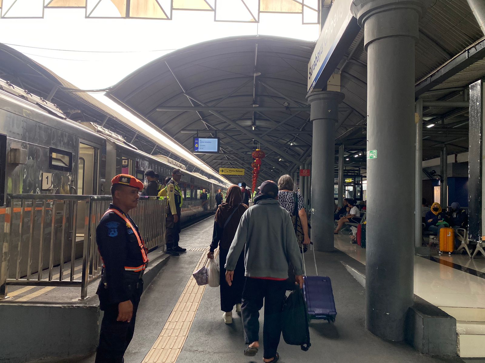 Sejumlah penumpang tampak berangkat menggunakan kereta dari Stasiun Surabaya Gubeng saat perayaan Imlek, Sabtu (10/2/2024). Foto: Meilita suarasurabaya.net