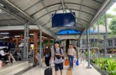 Penumpang berangkat dari Stasiun Surabaya Gubeng saat momen Imlek, meski jumlahnya tidak setinggi hari pertama libur, Sabtu (10/2/2024). Foto: Meilita suarasurabaya.net