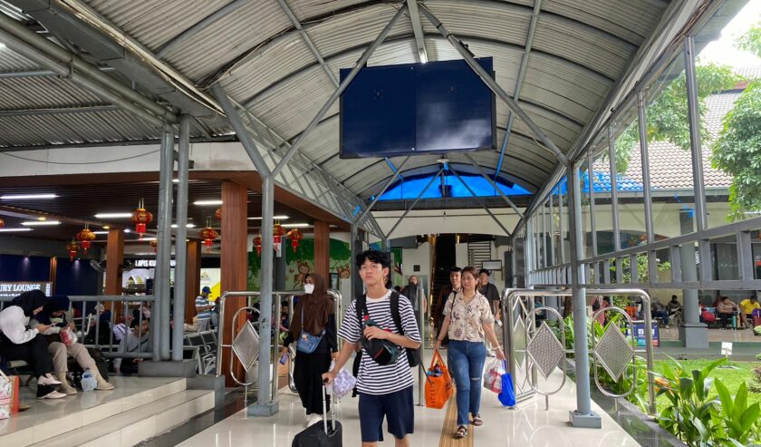 Penumpang berangkat dari Stasiun Surabaya Gubeng saat momen Imlek, meski jumlahnya tidak setinggi hari pertama libur, Sabtu (10/2/2024). Foto: Meilita suarasurabaya.net