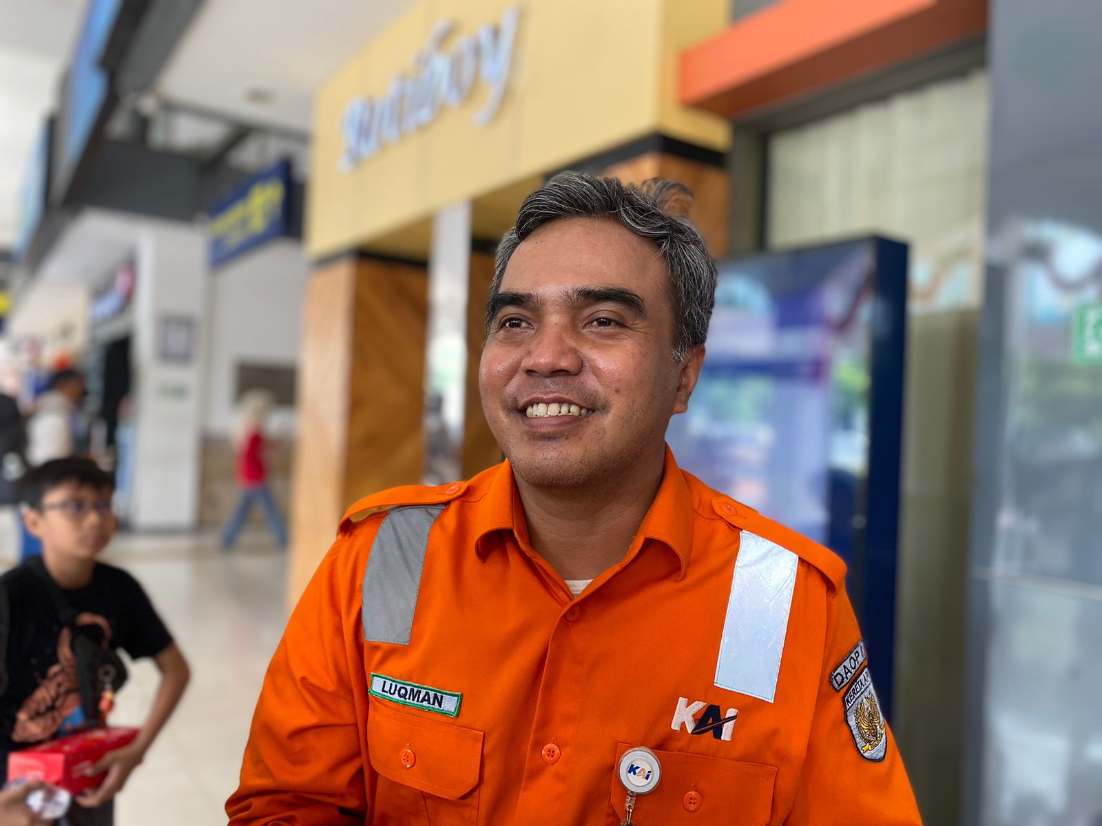 Luqman Arif Manager Humas PT KAI Daop 8 Surabaya saat diwawancarai media di Stasiun Surabaya Gubeng soal lonjakan penumpang libur Imlek, Sabtu (10/2/2024). Foto: Meilita suarasurabaya.net