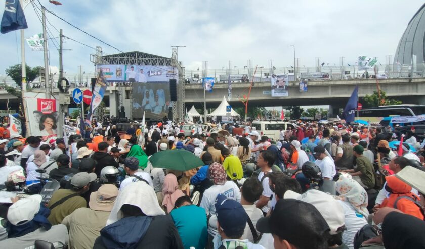 Massa AMIN di luar Jakarta International Stadium (JIS) mengikuti kampanye lewat panggung yang disediakan panitia. Foto: Faiz Fadjarudin suarasurabaya.net