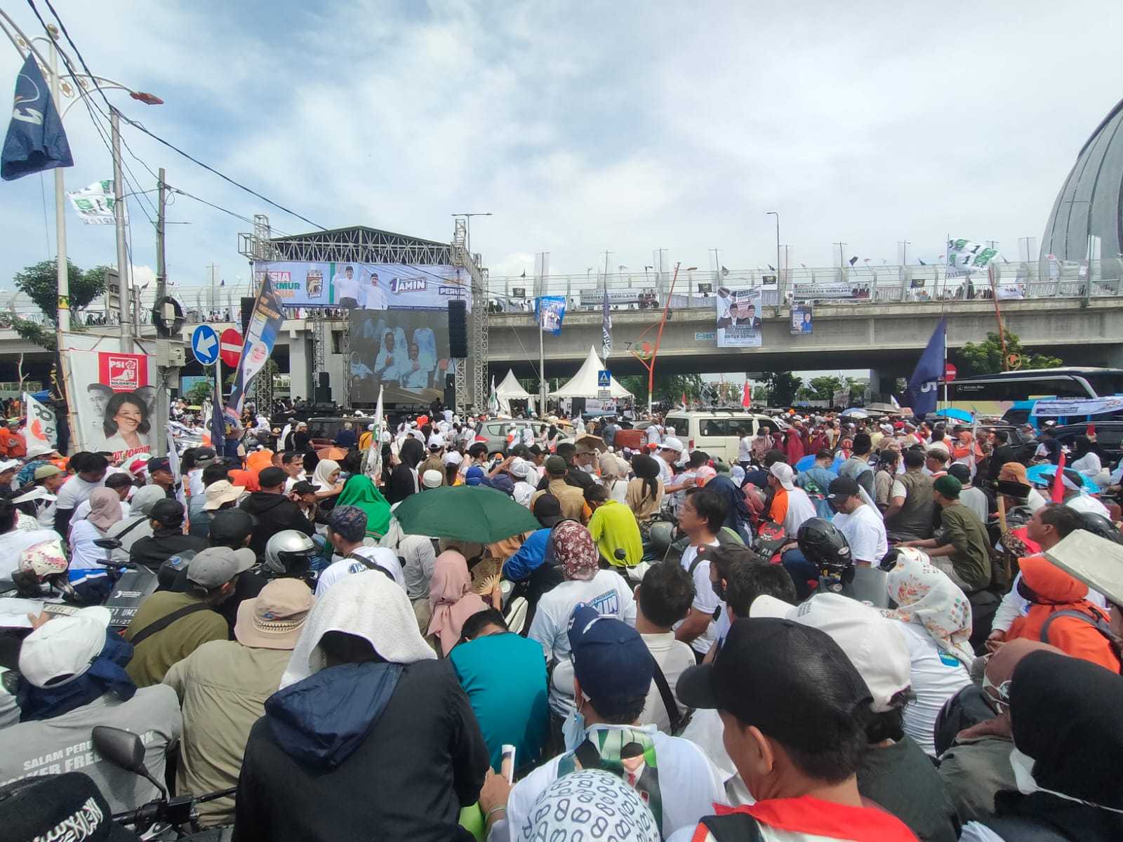 Massa AMIN di luar Jakarta International Stadium (JIS) mengikuti kampanye lewat panggung yang disediakan panitia. Foto: Faiz Fadjarudin suarasurabaya.net