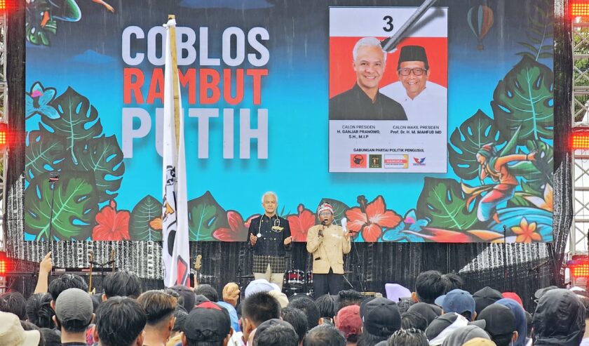 Mahfud MD cawapres (kanan) bersama Ganjar Pranowo capres nomor urut 3 memimpin lantunan selawat badar dalam acara kampanye akbar Hajatan Rakyat, di Solo, Jawa Tengah, Sabtu (10/2/2024). Foto: Istimewa