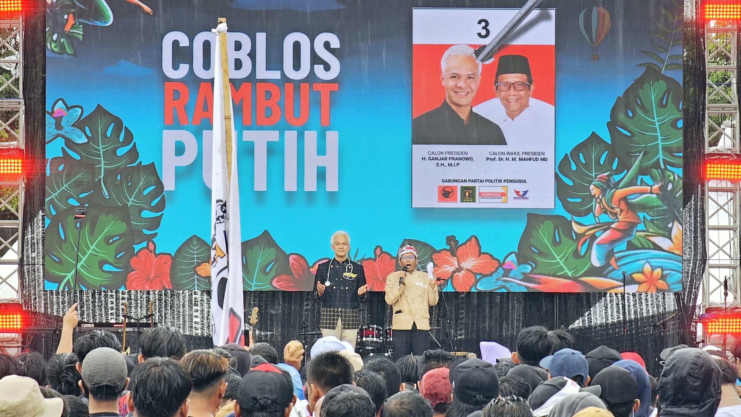 Mahfud MD cawapres (kanan) bersama Ganjar Pranowo capres nomor urut 3 memimpin lantunan selawat badar dalam acara kampanye akbar Hajatan Rakyat, di Solo, Jawa Tengah, Sabtu (10/2/2024). Foto: Istimewa