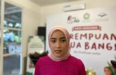 Ais Shafiyah Jubir Termuda Timnas AMIN saat diwawancarai media usai acara bedah buku di Surabaya, Sabtu (10/2/2024). Foto: Meilita suarasurabaya.net