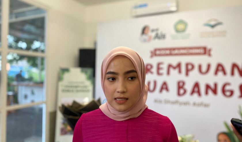 Ais Shafiyah Jubir Termuda Timnas AMIN saat diwawancarai media usai acara bedah buku di Surabaya, Sabtu (10/2/2024). Foto: Meilita suarasurabaya.net