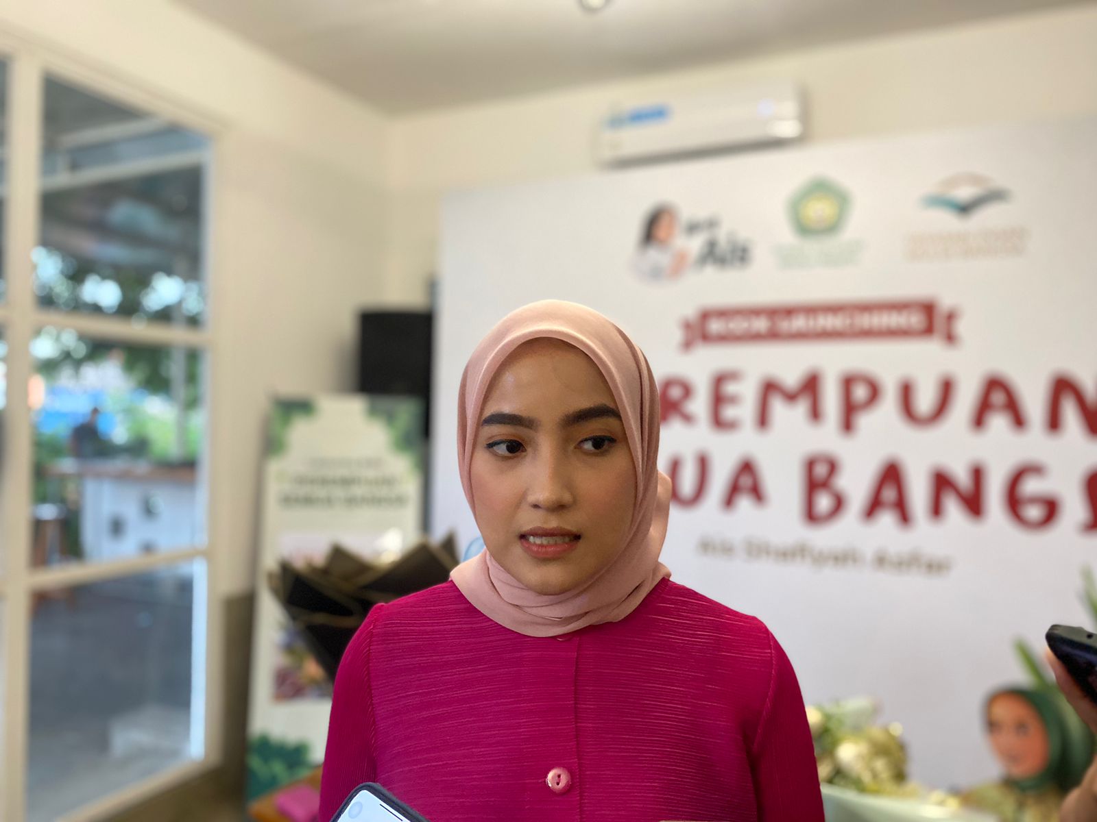 Ais Shafiyah Jubir Termuda Timnas AMIN saat diwawancarai media usai acara bedah buku di Surabaya, Sabtu (10/2/2024). Foto: Meilita suarasurabaya.net