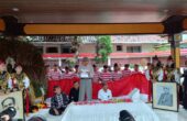 Zawawi Imron penyair sekaligus budayawan saat membacakan puisi dengan judul "Damai di Bawah Sang Merah Putih" dalam ziarah kebangsaan di Makam Dr. Soetomo Surabaya, Sabtu (10/2/2024). Foto: Risky suarasurabaya.net