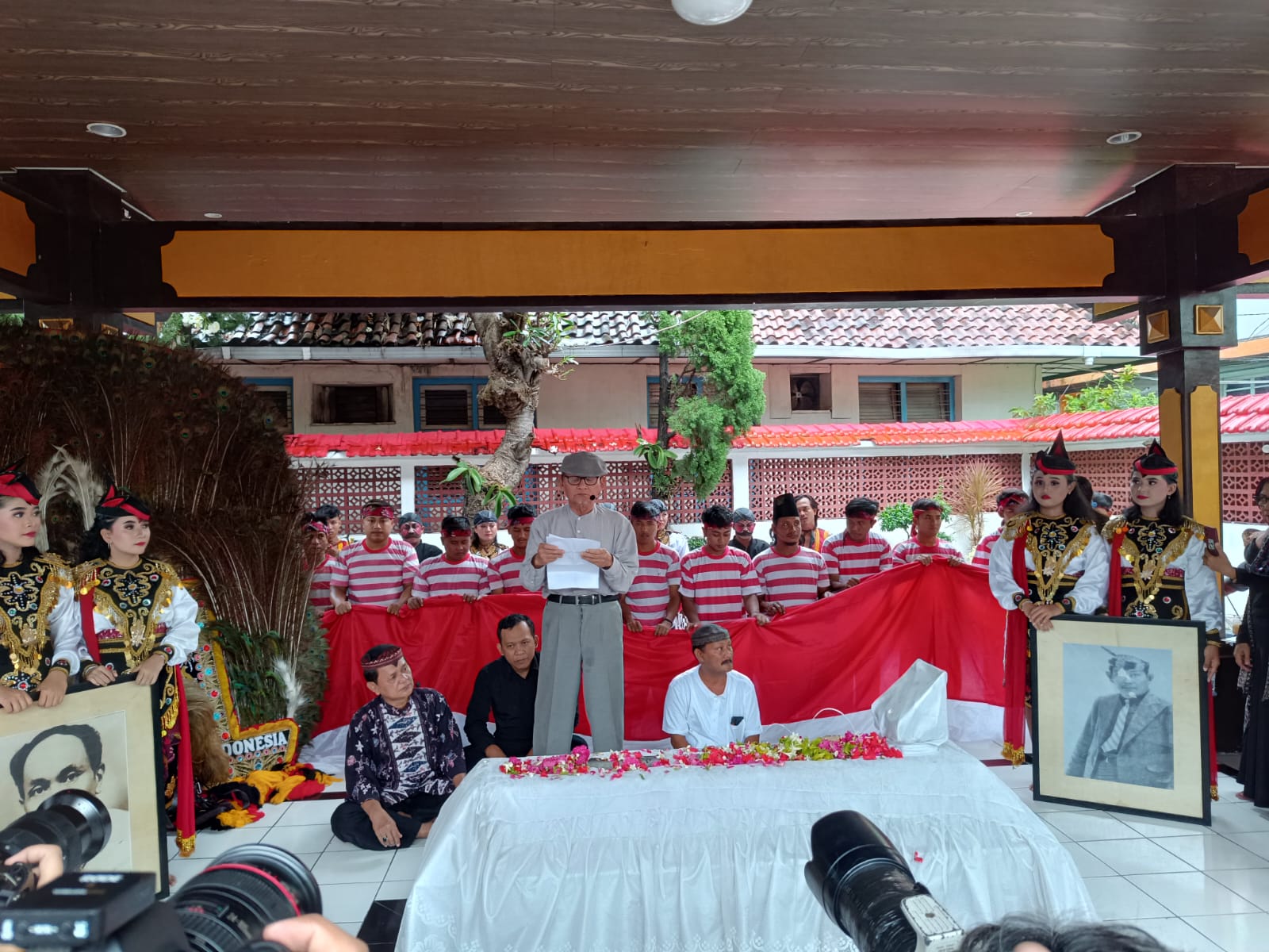 Zawawi Imron penyair sekaligus budayawan saat membacakan puisi dengan judul "Damai di Bawah Sang Merah Putih" dalam ziarah kebangsaan di Makam Dr. Soetomo Surabaya, Sabtu (10/2/2024). Foto: Risky suarasurabaya.net