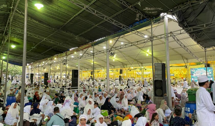 Ribuan jemaah Al-Khidmah hadir dalam acara Haul Akbar di Pondok Pesantren Assalafi Al-Fithrah Surabaya, Sabtu (10/2/2024) malam. Foto: Iqbal Firmansyah magang suarasurabaya.net