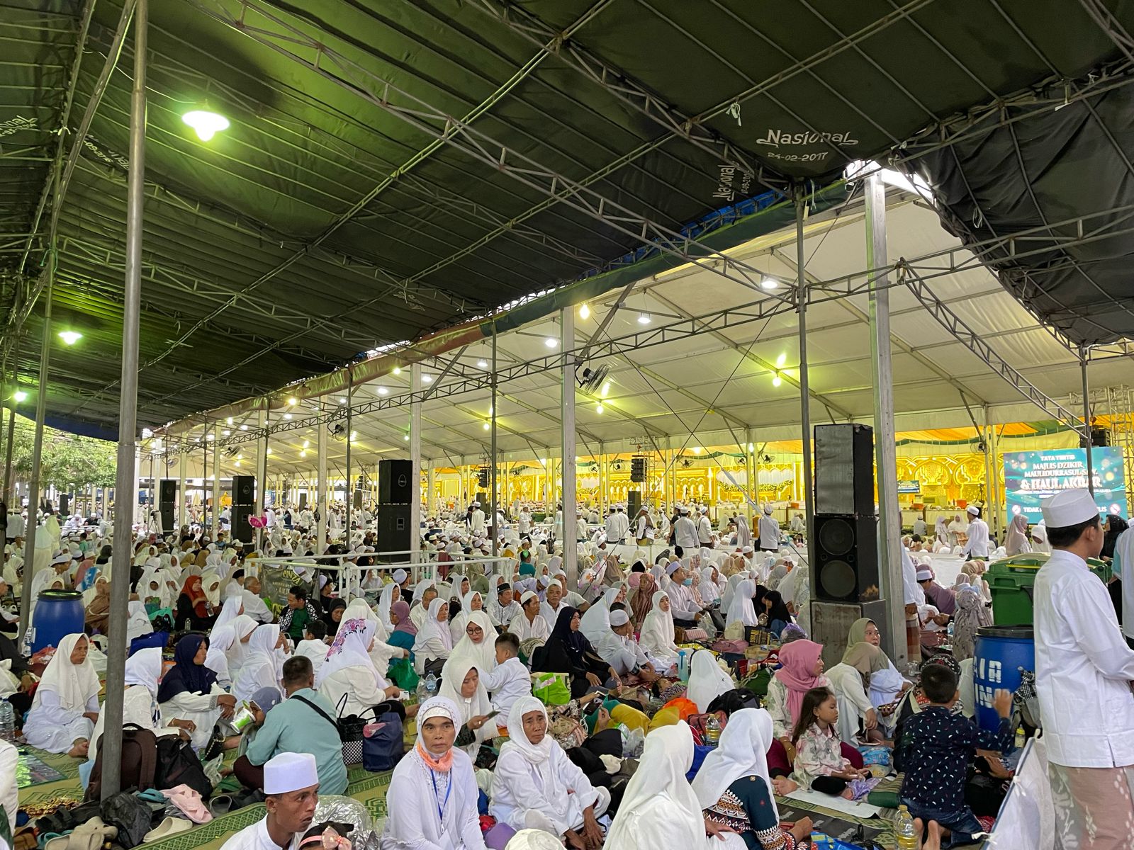 Ribuan jemaah Al-Khidmah hadir dalam acara Haul Akbar di Pondok Pesantren Assalafi Al-Fithrah Surabaya, Sabtu (10/2/2024) malam. Foto: Iqbal Firmansyah magang suarasurabaya.net