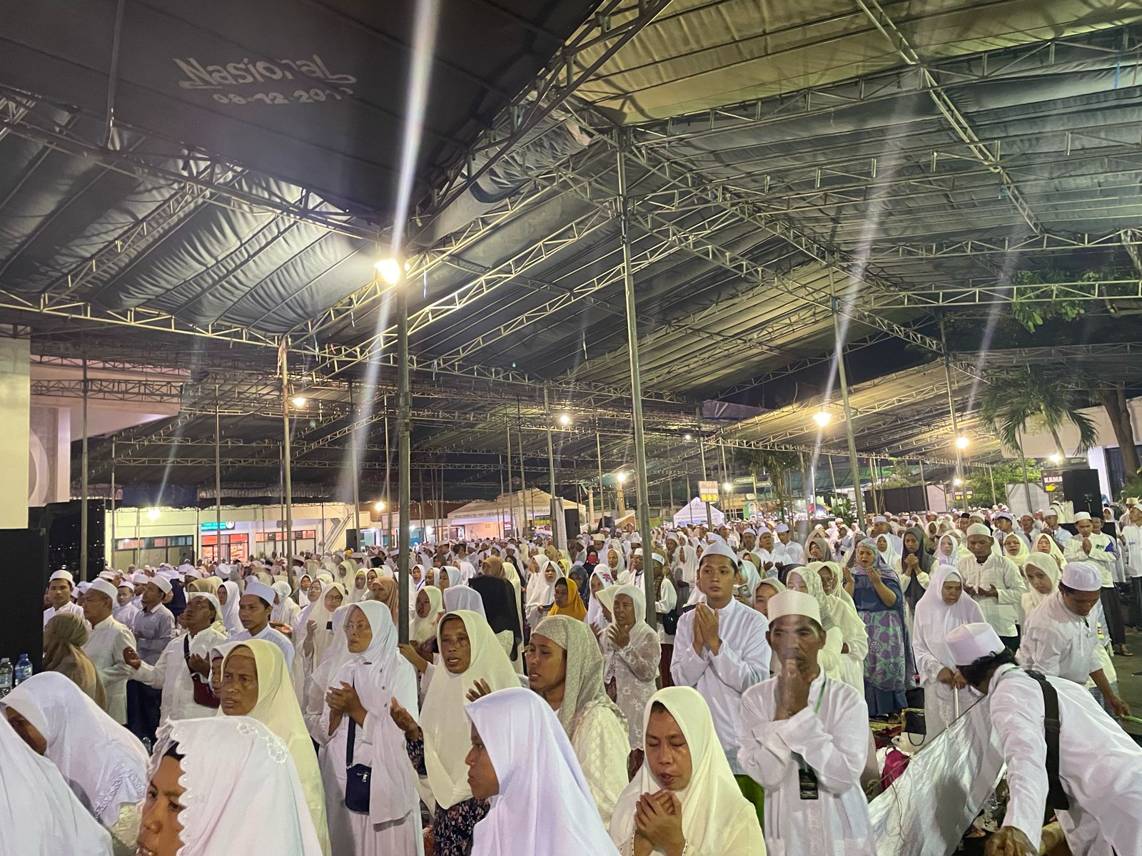 Jemaah Al-Khidmah saat Mahalul Qiyam di acara Haul Akbar di Pondok Pesantren Assalafi Al-Fithrah Surabaya, Sabtu (10/2/2024) malam. Foto: Iqbal Firmansyah magang suarasurabaya.net