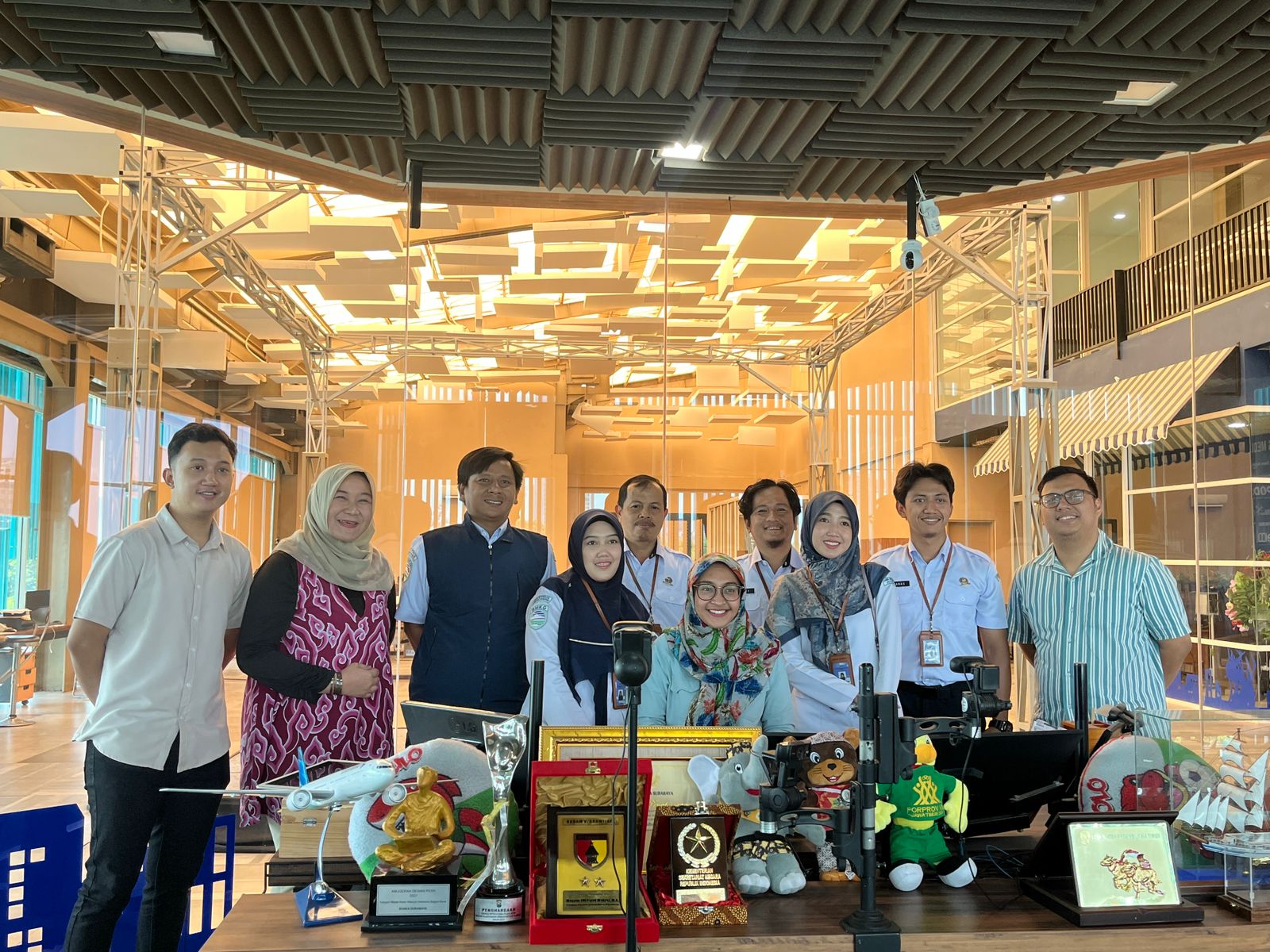 Tim BMKG Juanda melakukan kunjungan ke Suara Surabaya Media pada Senin (12//2024). Foto: Azwa magang suarasurabaya.net