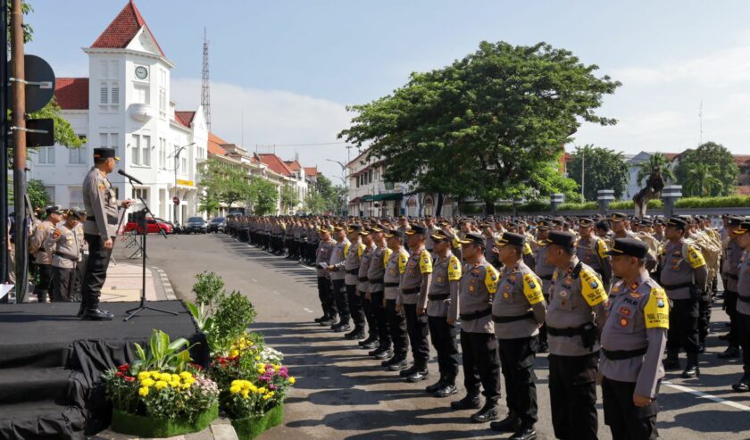 Kombes Pol Pasma Royce Kapolrestabes Surabaya waktu memimpin Apel Gabungan Pergeseran Personel Pengamanan TPS Pemilu di Mapolrestabes Surabaya, Senin (12/2/2024). Foto: Humas Polrestabes Surabaya.