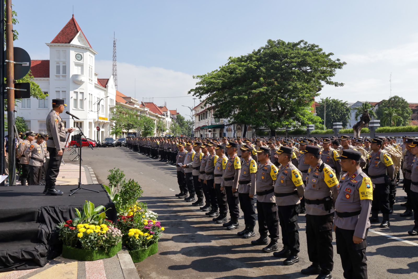 Kombes Pol Pasma Royce Kapolrestabes Surabaya waktu memimpin Apel Gabungan Pergeseran Personel Pengamanan TPS Pemilu di Mapolrestabes Surabaya, Senin (12/2/2024). Foto: Humas Polrestabes Surabaya.