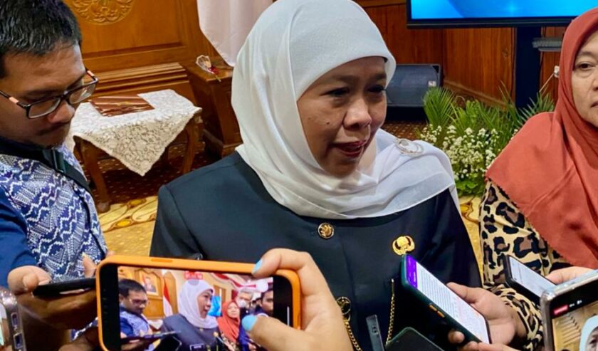 Khofifah Indar Parawansa Gubernur Jatim waktu ditemui di Gedung Negara Grahadi, Senin (12/2/2024). Foto: Wildan suarasurabaya.net