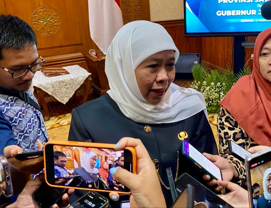 Khofifah Indar Parawansa Gubernur Jatim waktu ditemui di Gedung Negara Grahadi, Senin (12/2/2024). Foto: Wildan suarasurabaya.net