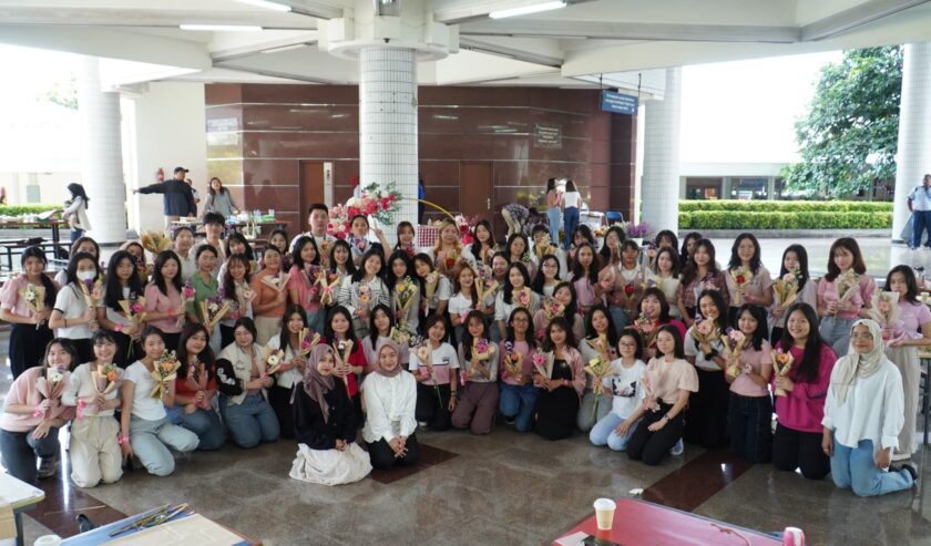 Mahasiswa dan dosen Universitas Kristen (UK) Petra ) menggelar “Valentine’s Day with PCU: Flower Arrangement Workshop” untuk menyambut hari Valentine, Senin (12/2/2024). Foto: UK Petra