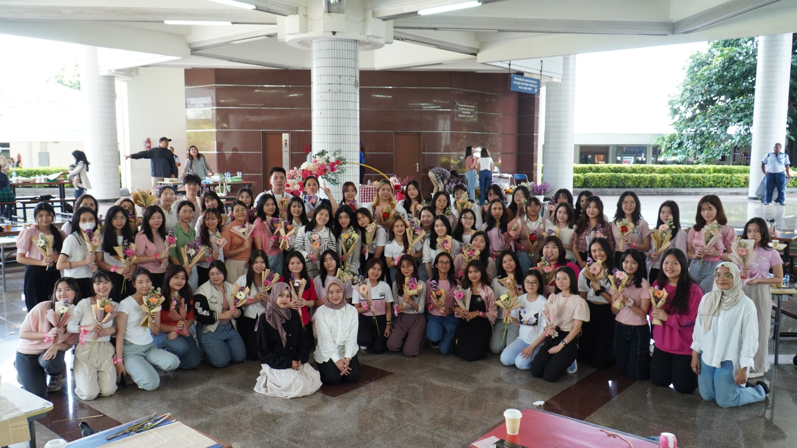 Mahasiswa dan dosen Universitas Kristen (UK) Petra ) menggelar “Valentine’s Day with PCU: Flower Arrangement Workshop” untuk menyambut hari Valentine, Senin (12/2/2024). Foto: UK Petra