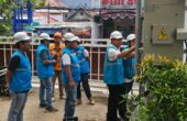 Jajaran petugas PT PLN (Persero) UID Jawa Timur melakukan inspeksi kesiapan kelistrikan di KPU Kota Surabaya. Foto: Humas PLN