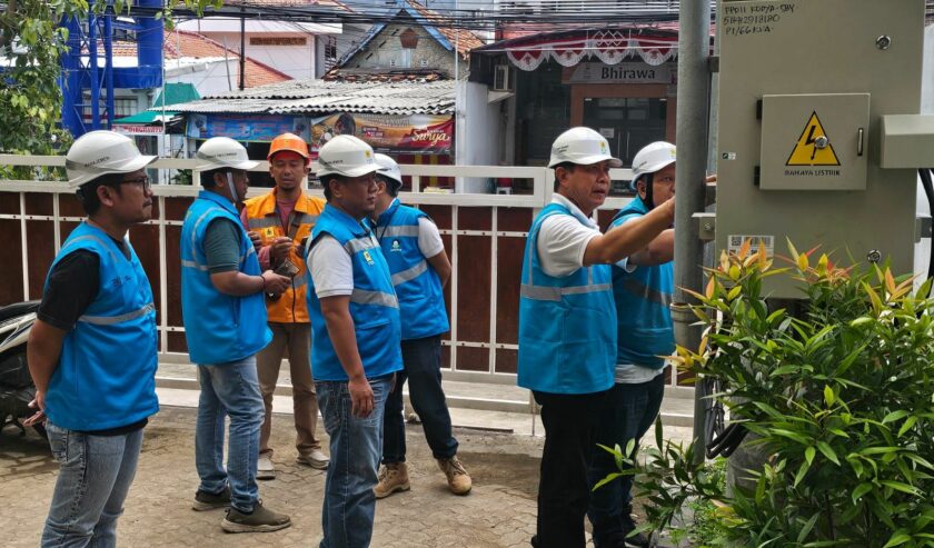 Jajaran petugas PT PLN (Persero) UID Jawa Timur melakukan inspeksi kesiapan kelistrikan di KPU Kota Surabaya. Foto: Humas PLN