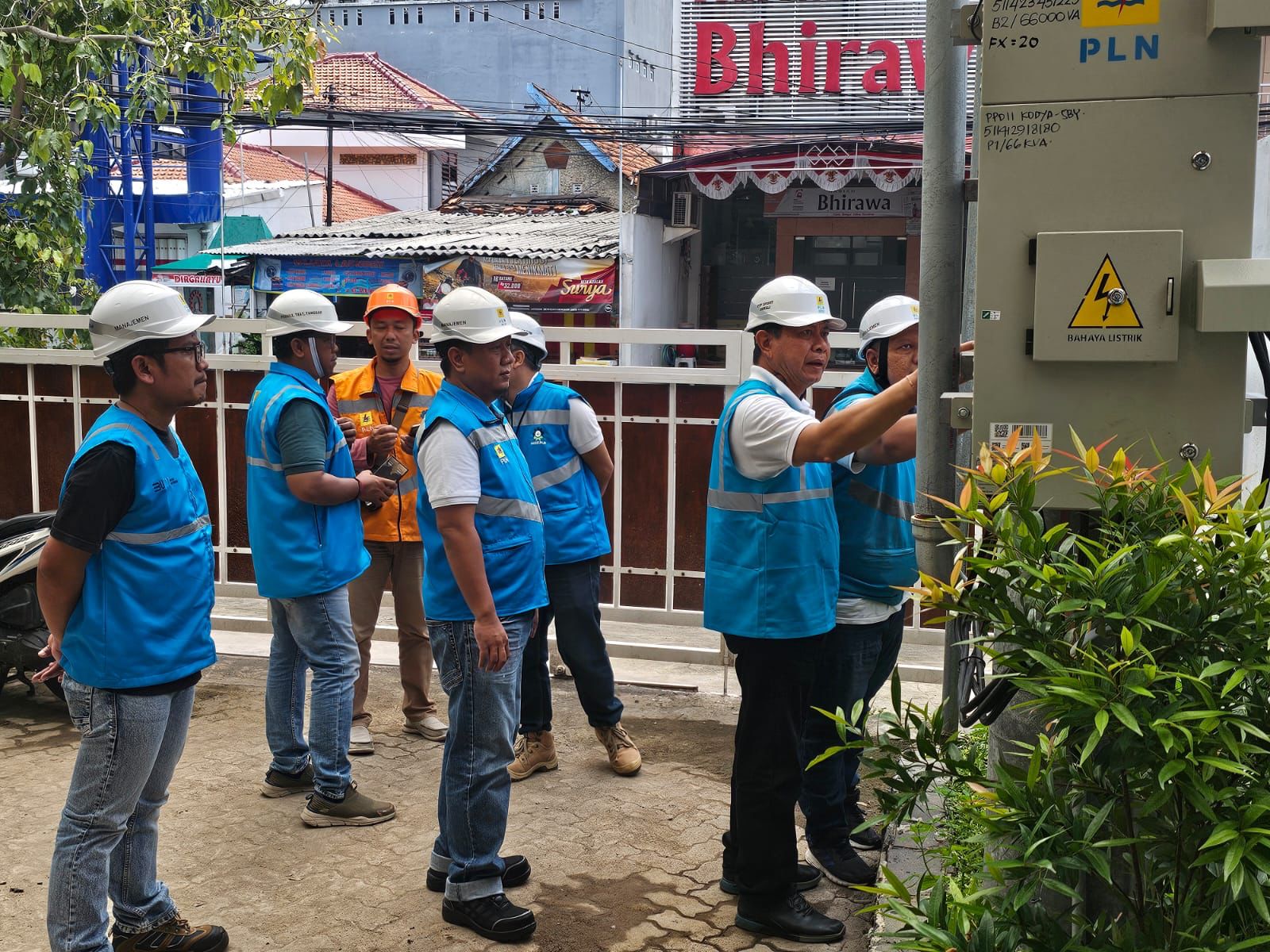 Jajaran petugas PT PLN (Persero) UID Jawa Timur melakukan inspeksi kesiapan kelistrikan di KPU Kota Surabaya. Foto: Humas PLN