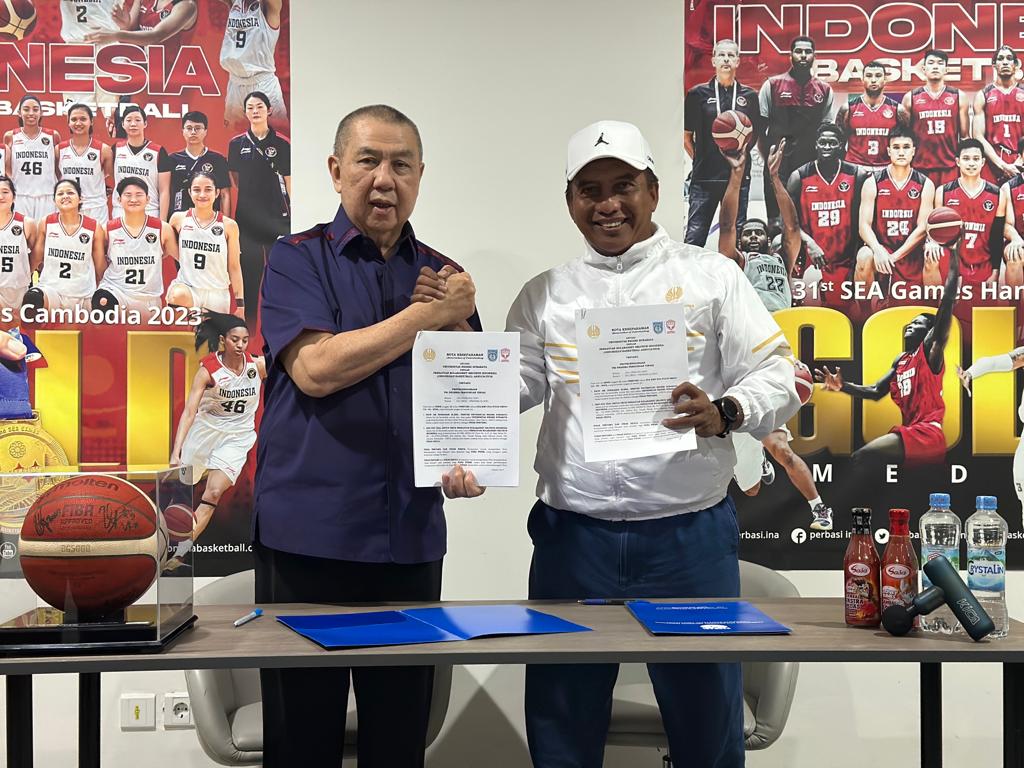 Danny Kosasih Ketua Umum Perbasi (kiri) bersama dengan Prof Nurhasan Rektor Unesa setelah menandatangani nota kesepahaman di Jakarta, Senin (11/2/2024). Foto: Humas Unesa