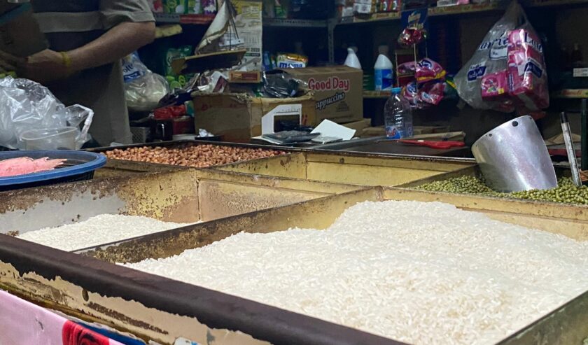 Penjual beras di Pasar Tambah Rejo, Surabaya, Selasa (13/2/2024). Foto: Wildan suarasurabaya.net