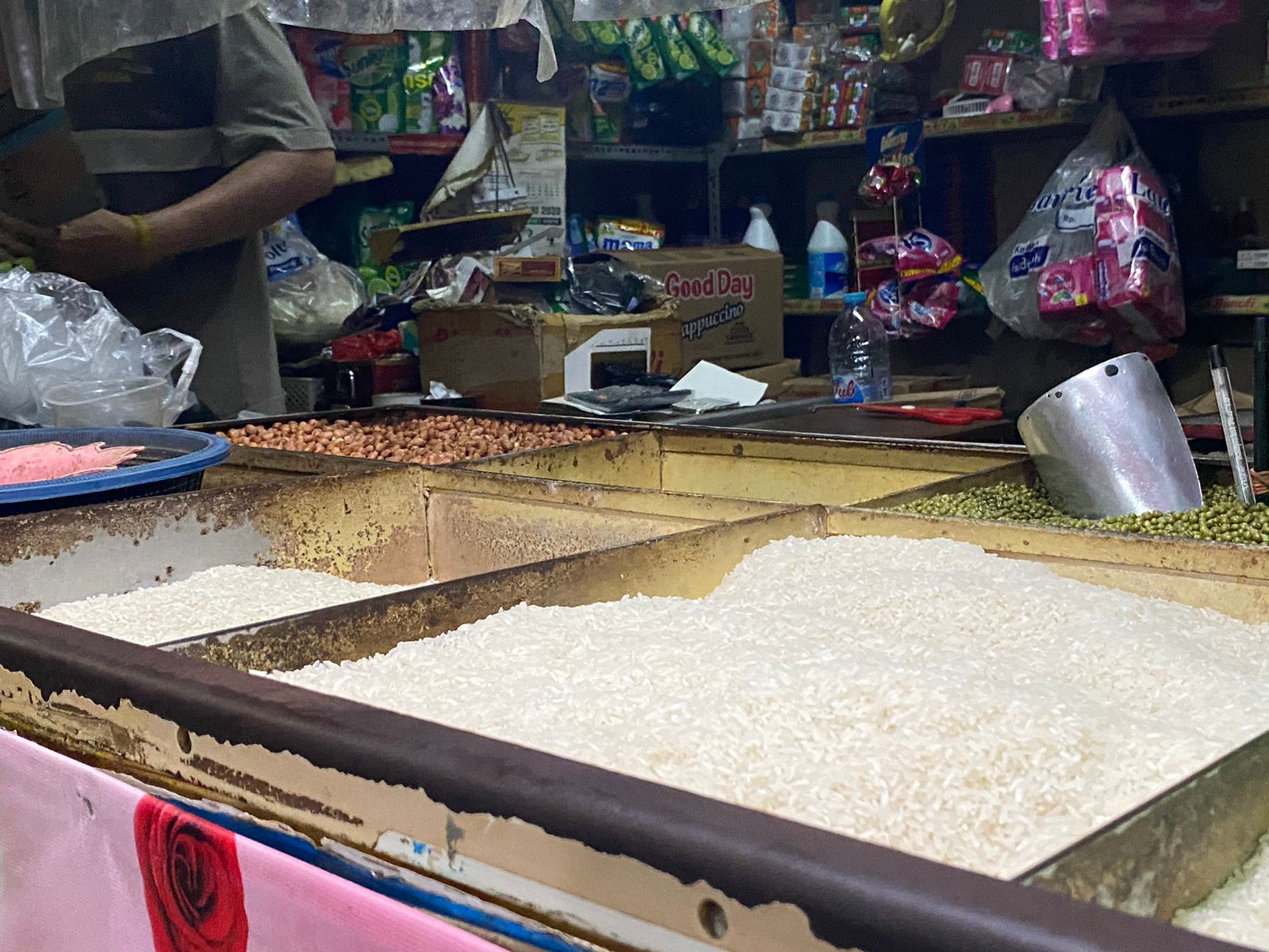 Penjual beras di Pasar Tambah Rejo, Surabaya, Selasa (13/2/2024). Foto: Wildan suarasurabaya.net