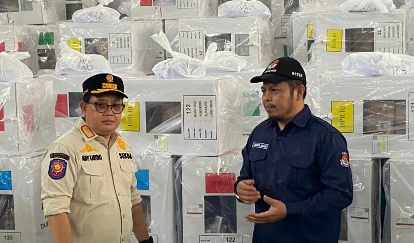 Adhy Karyono Plh Gubernur Jatim bersama Choirul Anam Ketua KPU Jatim meninjau distribusi logistik Pemilu di GOR Pancasila, Surabaya, Selasa (13/2/2024). Foto: Wildan suarasurabaya.net