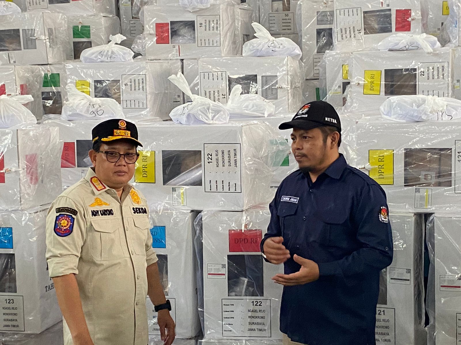 Adhy Karyono Plh Gubernur Jatim bersama Choirul Anam Ketua KPU Jatim meninjau distribusi logistik Pemilu di GOR Pancasila, Surabaya, Selasa (13/2/2024). Foto: Wildan suarasurabaya.net