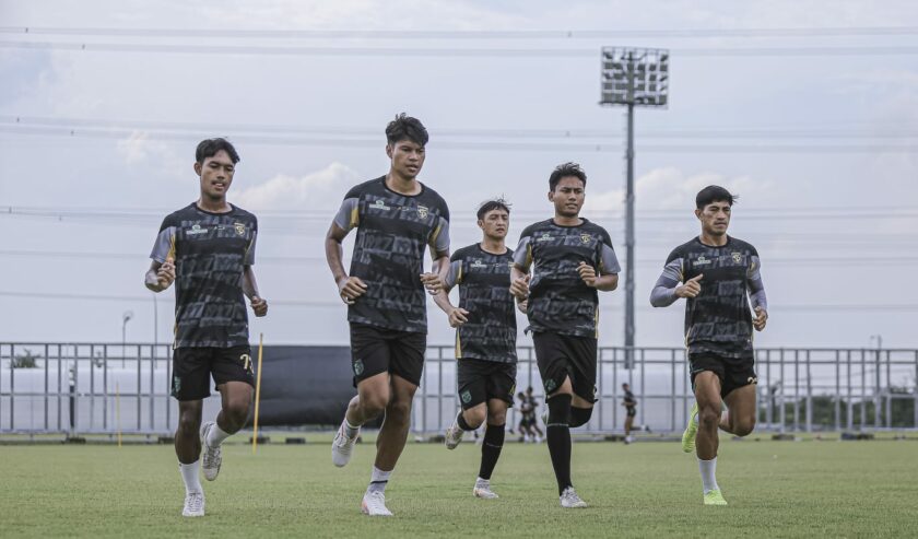 Para pemain Persebaya saat menjalani latihan di Lapangan ABC Gelora Bung Tomo (GBT) Surabaya. Foto: Persebaya