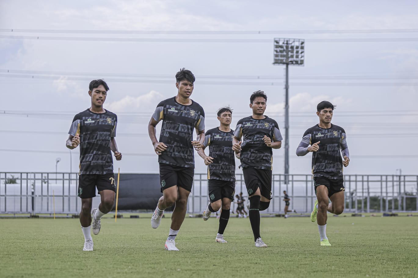 Para pemain Persebaya saat menjalani latihan di Lapangan ABC Gelora Bung Tomo (GBT) Surabaya. Foto: Persebaya