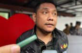 Novli Bernado Thyssen Ketua Bawaslu Surabaya saat diwawancarai media usai sidak kesiapan TPS, Selasa (13/2/2024). Foto: Meilita suarasurabaya.net