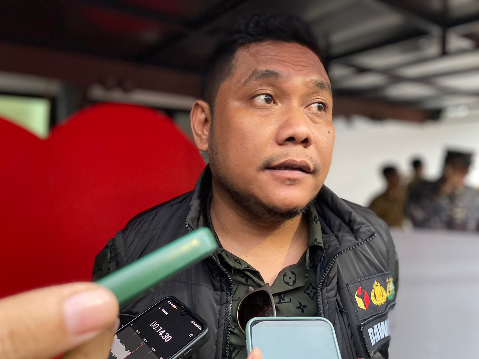 Novli Bernado Thyssen Ketua Bawaslu Surabaya saat diwawancarai media usai sidak kesiapan TPS, Selasa (13/2/2024). Foto: Meilita suarasurabaya.net