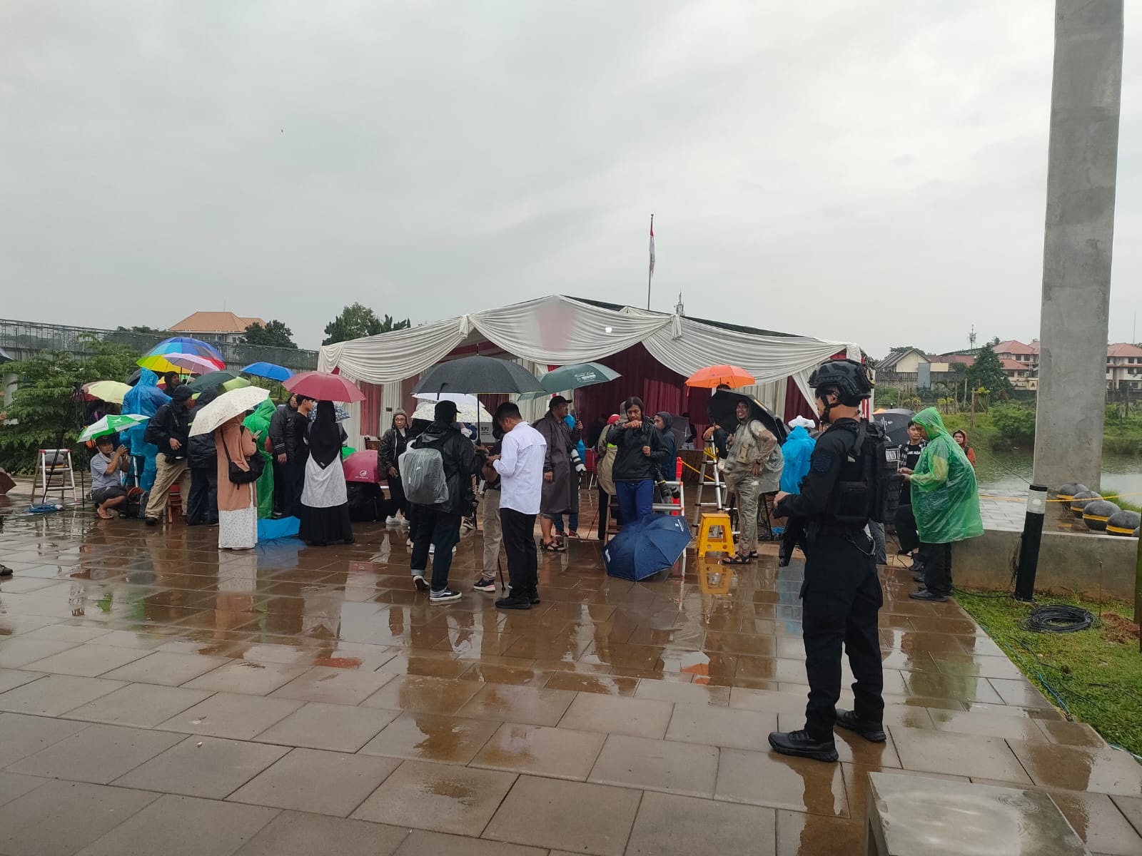 Beberapa anggota Brimob melakukan pengaman di TPS 60 tempat Anies Rasyid Baswedan Capres nomor urut 1 melakukan pencoblosan. Foto : Faiz Fadjarudin suarasurabaya.net