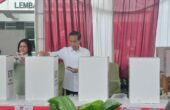 Jokowi Presiden dan Iriana Ibu Negara memasukkan surat suara ke kotak suara TPS 10, Gambir, Jakarta Pusat, Rabu (14/2/2024). Foto: Farid suarasurabaya.net