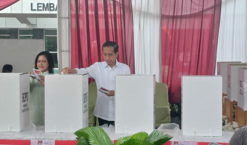 Jokowi Presiden dan Iriana Ibu Negara memasukkan surat suara ke kotak suara TPS 10, Gambir, Jakarta Pusat, Rabu (14/2/2024). Foto: Farid suarasurabaya.net
