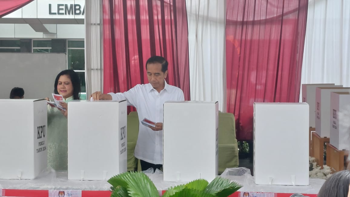 Jokowi Presiden dan Iriana Ibu Negara memasukkan surat suara ke kotak suara TPS 10, Gambir, Jakarta Pusat, Rabu (14/2/2024). Foto: Farid suarasurabaya.net