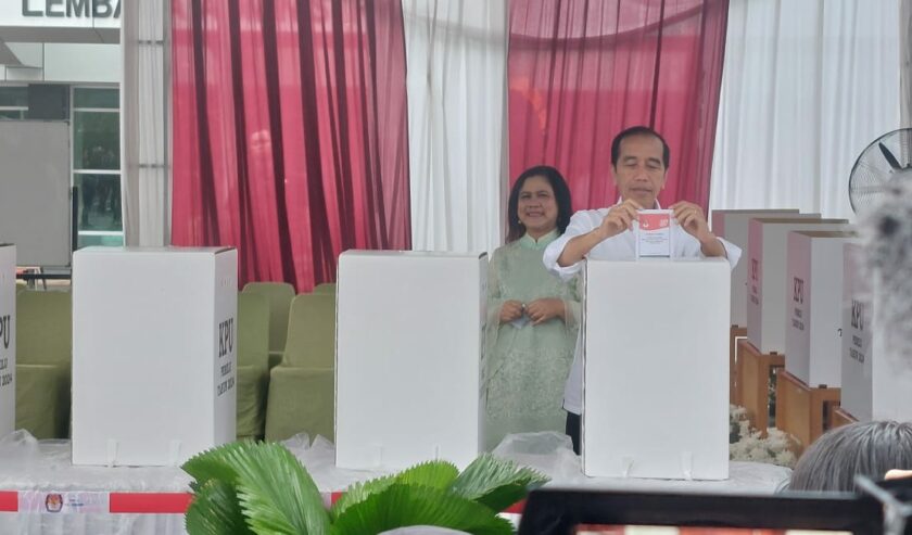 Jokowi Presiden memasukkan surat suara presiden dan wakil presiden ke kotak suara TPS 10, Gambir, Jakarta Pusat, Rabu (14/2/2024). Foto: Farid suarasurabaya.net