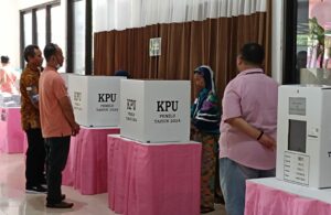 Warga Liponsos saat melakukan pencoblosan dalam Pemilu di TPS Liponsos Surabaya, Rabu (14/2/2024). Foto: Risky suarasurabaya.net