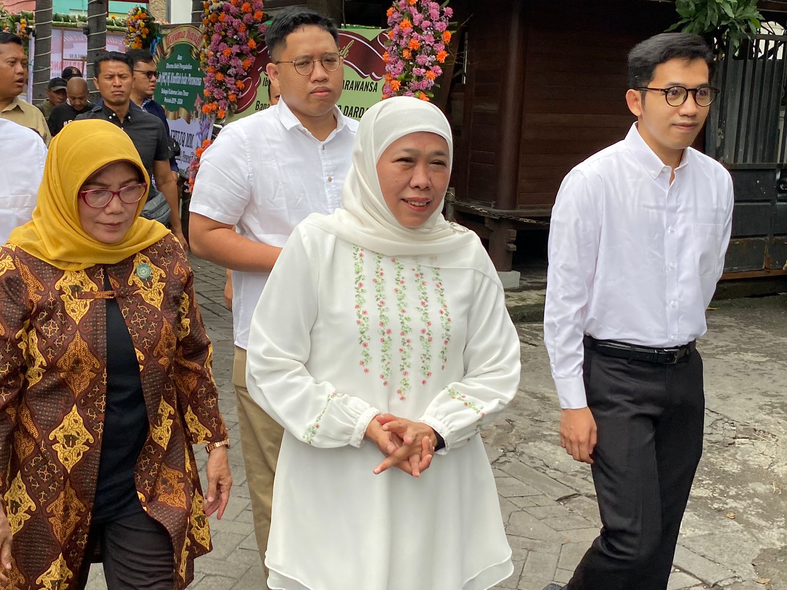 Khofifah Indar Parawansa Dewan Pengarah TKN Prabowo-Gibran berjalan menuju ke TPS 31 Kelurahan Jemurwonosari, Rabu (14/2/2024). Foto: Wildan suarasurabaya.net