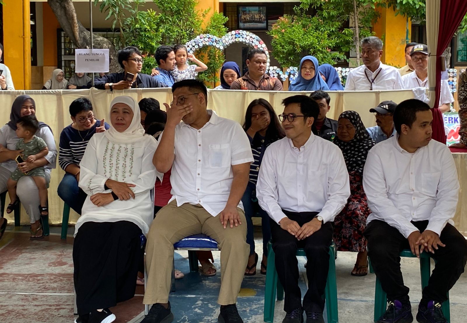 Khofifah Indar Parawansa Dewan Pengarah TKN Prabowo-Gibran bersama tiga anaknya mengantre giliran mencoblos di TPS 31 Kelurahan Jemurwonosari, Rabu (14/2/2024). Foto: Wildan suarasurabaya.net