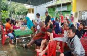 Warga TPS 14 Desa Bringkang kecamatan Menganti saat menunggu antrian pencoblosan ditengah kondisi banjir, Rabu (14/2/2024). Foto: Ikke Magang suarasurabaya.net